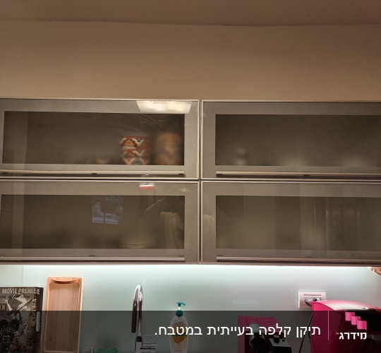 ארונות מטבח עם דלתות זכוכית, מכונת קפה אדומה